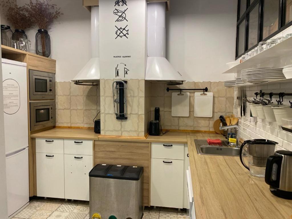 Hostel Numero Trece - Albergue Juvenil - Free Towels, Coffee & Tea, Remote Check-In (Adults Only) - Alicante — Photos 1